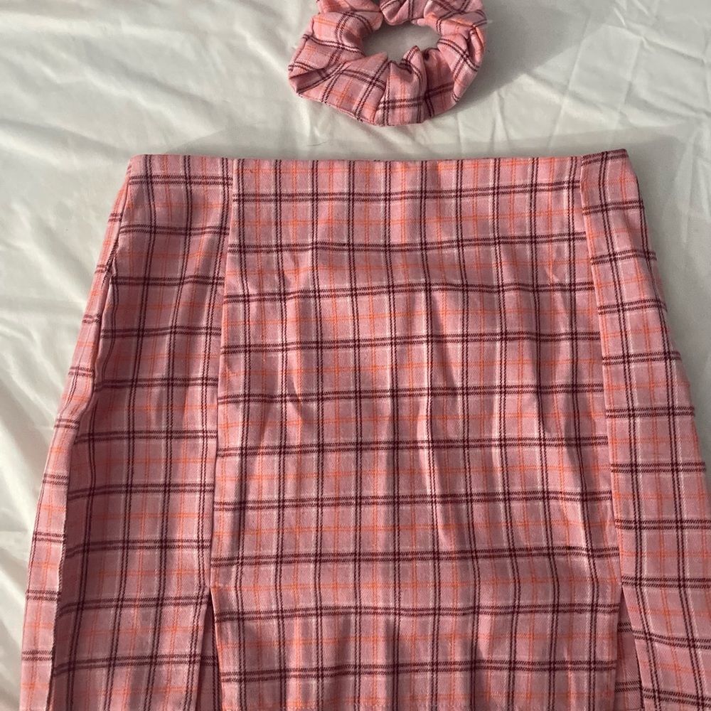 Plaid skirt with hair tie